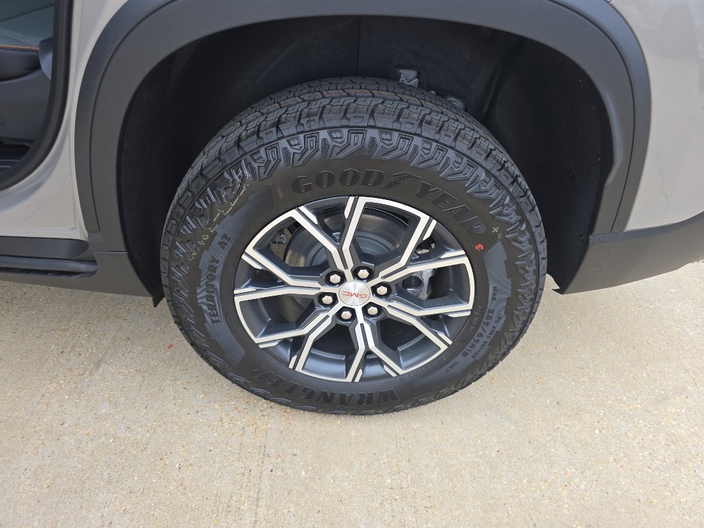 New 2026 GMC Acadia AT4 w/ LPO, Floor Liner Package AWD/4WD image 12