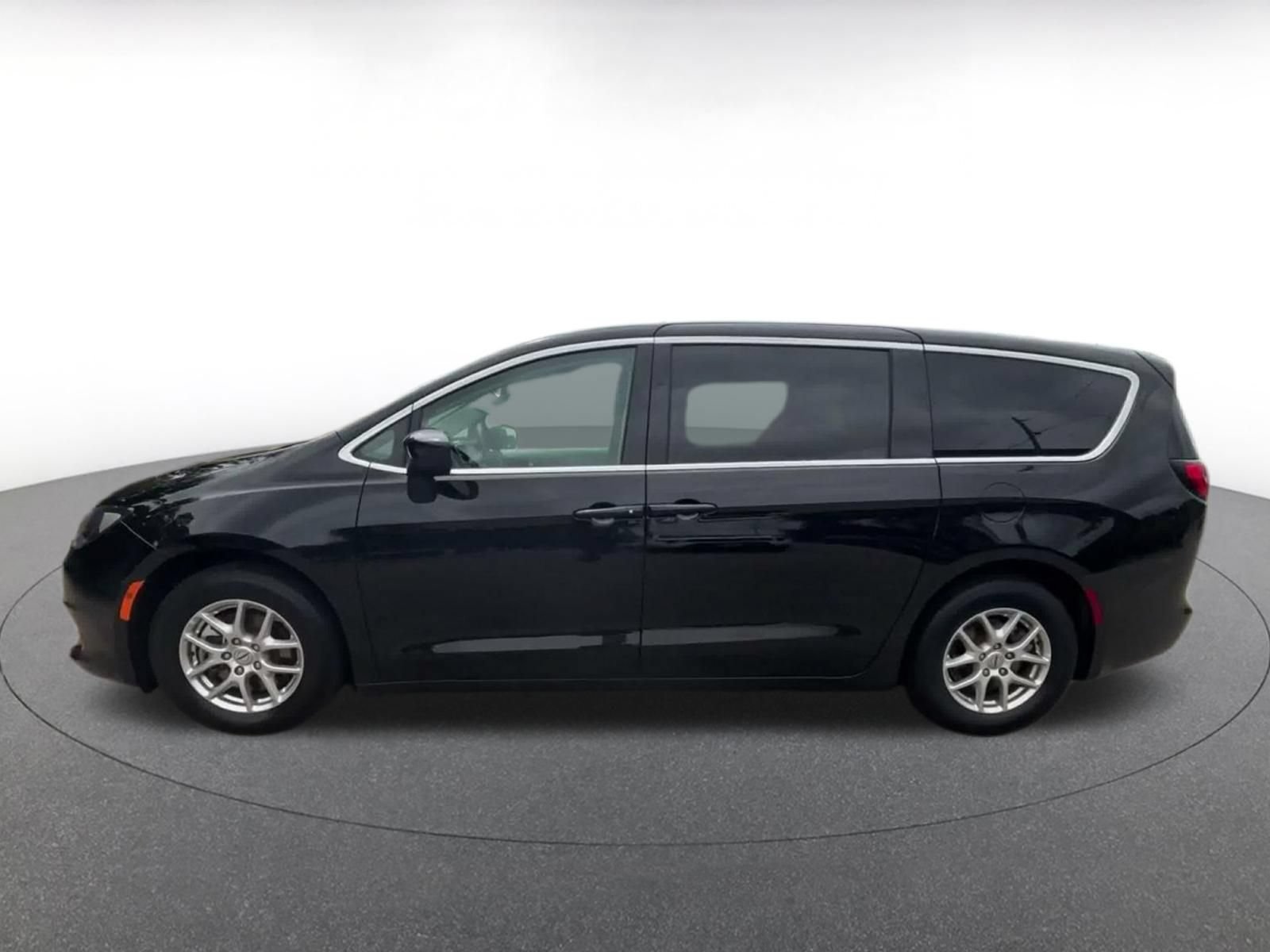 Used 2024 Chrysler Voyager LX FWD image 8