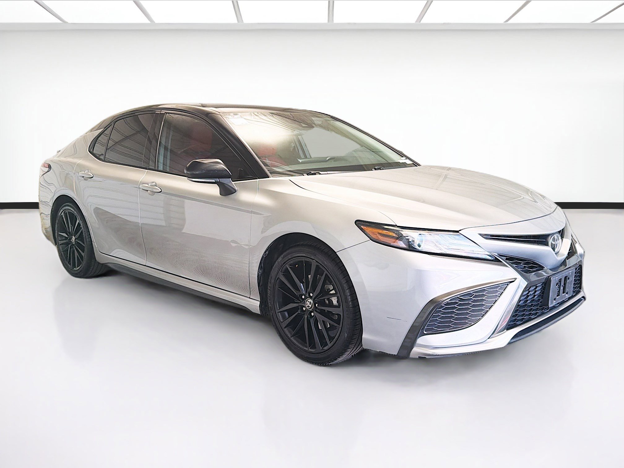 Used 2021 Toyota Camry XSE image 3