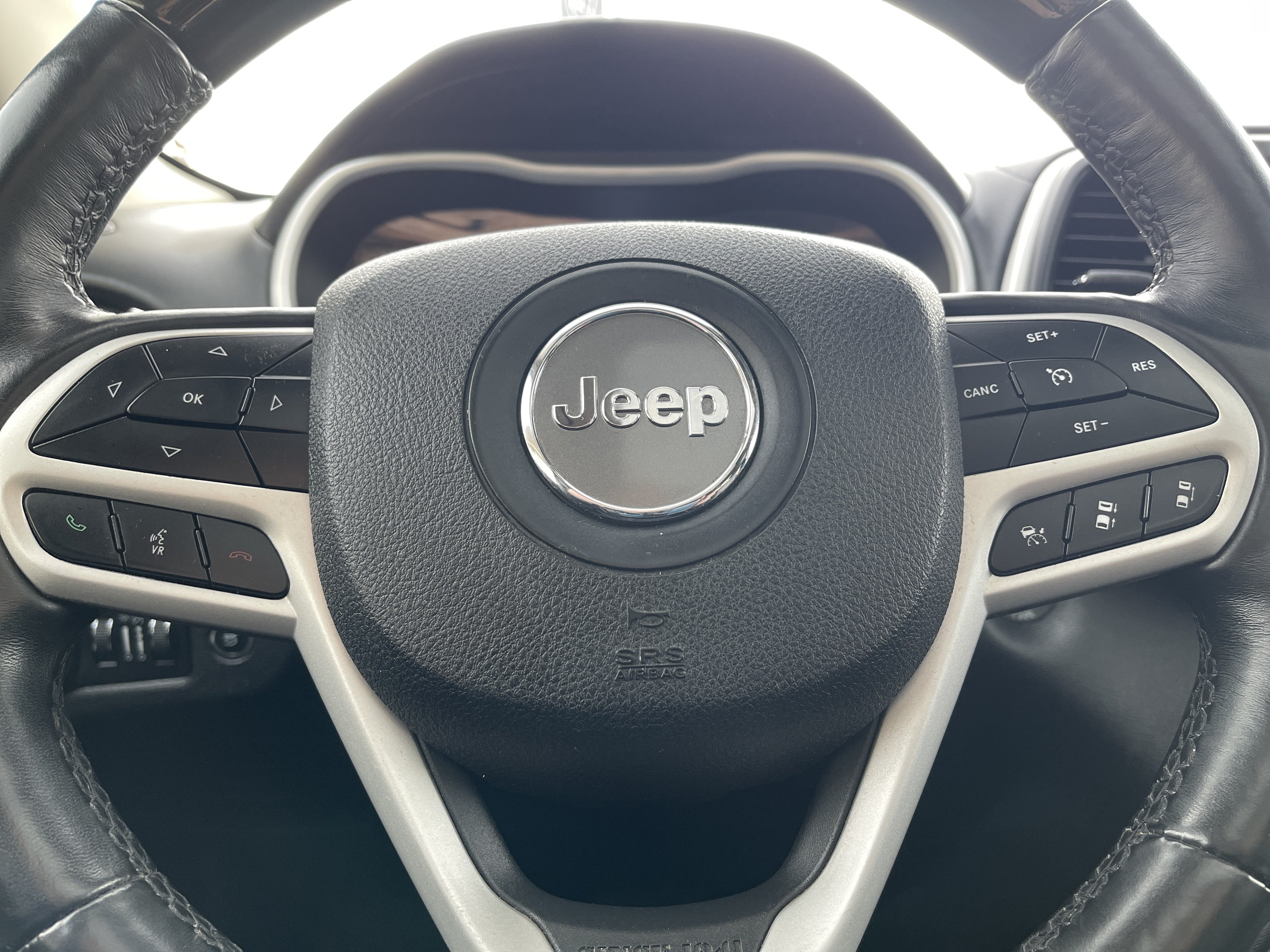 Used 2018 Jeep Cherokee Overland w/ Technology Group AWD/4WD image 16