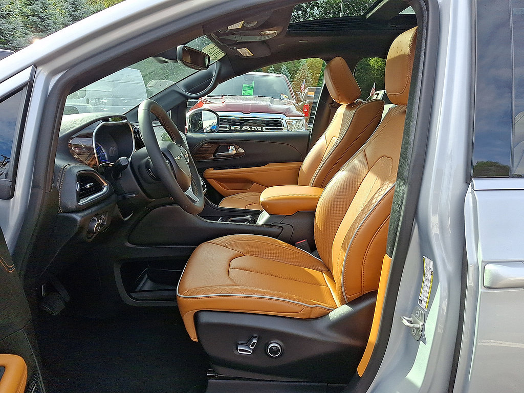 Certified 2023 Chrysler Pacifica Pinnacle FWD image 3