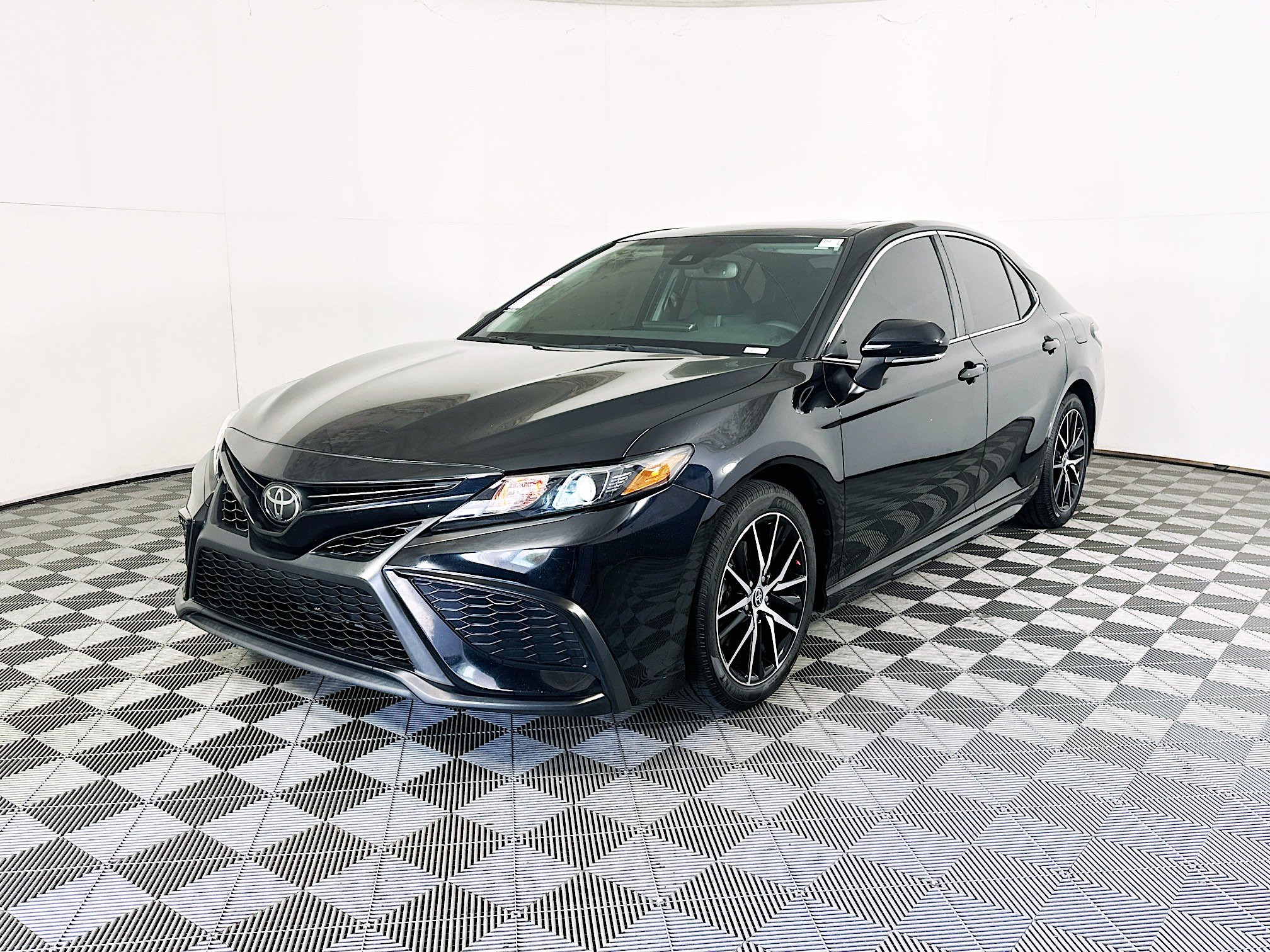 Used 2023 Toyota Camry SE w/ Cold Weather Package FWD image 7