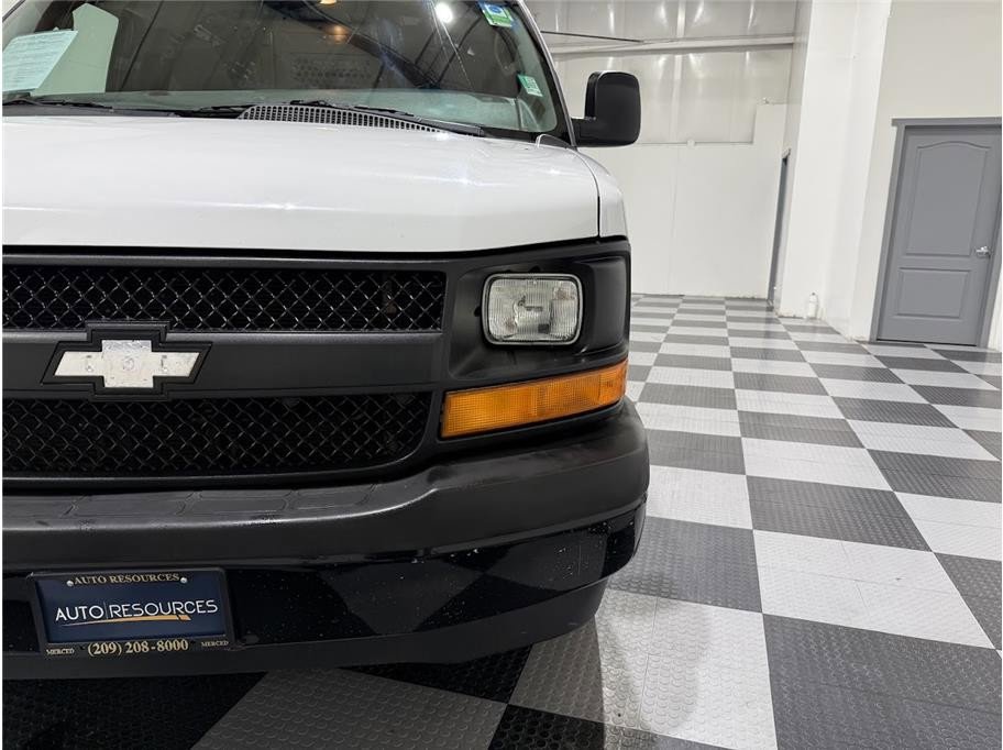 Used 2017 Chevrolet Express 2500 image 10