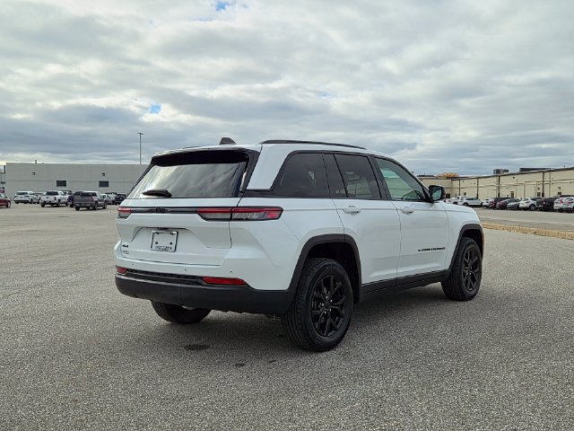 Used 2024 Jeep Grand Cherokee Altitude AWD/4WD image 5