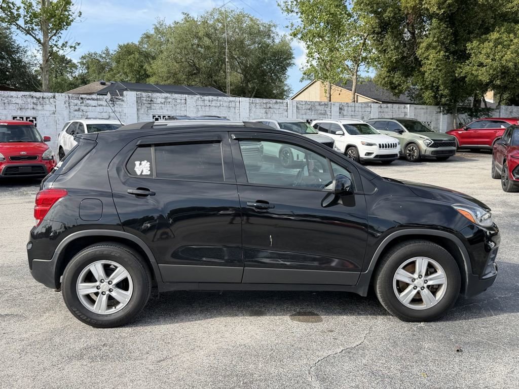 Used 2022 Chevrolet Trax LT w/ LT Convenience Package FWD image 4