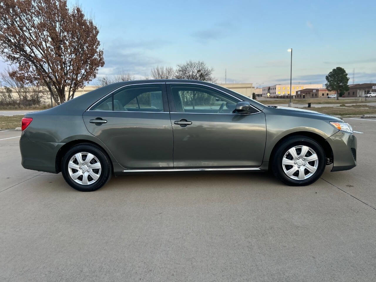 Used 2012 Toyota Camry LE FWD image 5