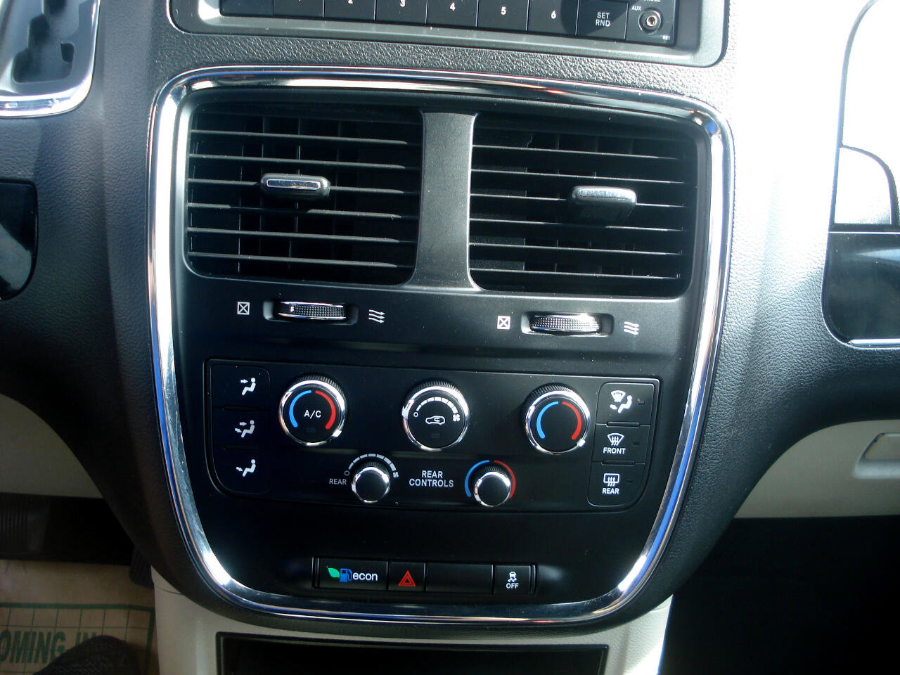 Used 2016 Dodge Grand Caravan SE image 23
