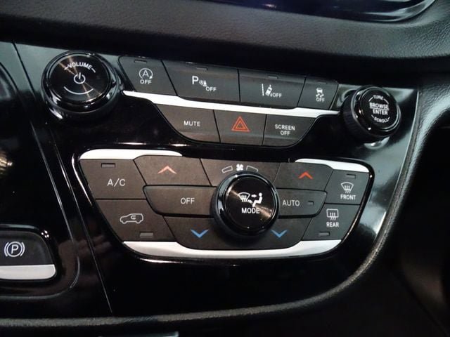 Used 2025 Chrysler Pacifica Select FWD image 12