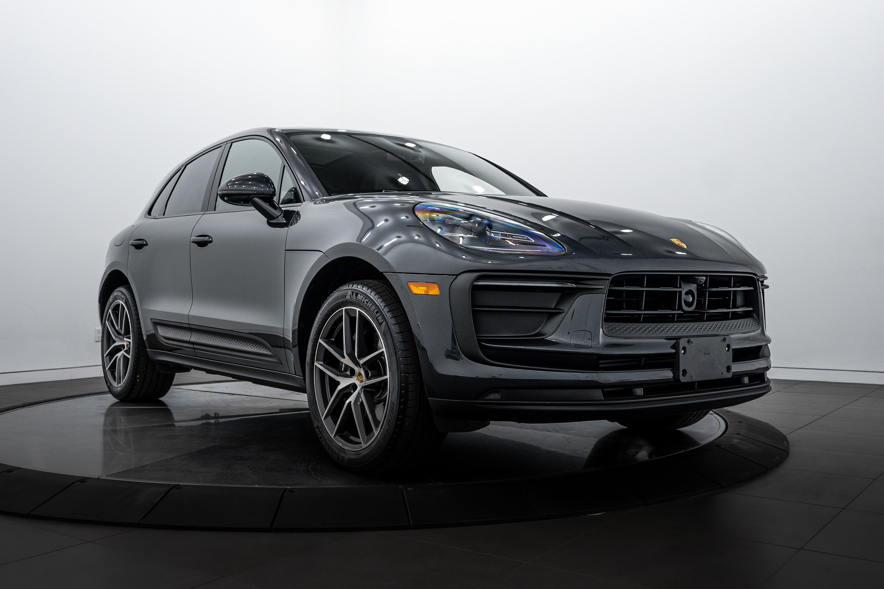 Certified 2025 Porsche Macan image 9