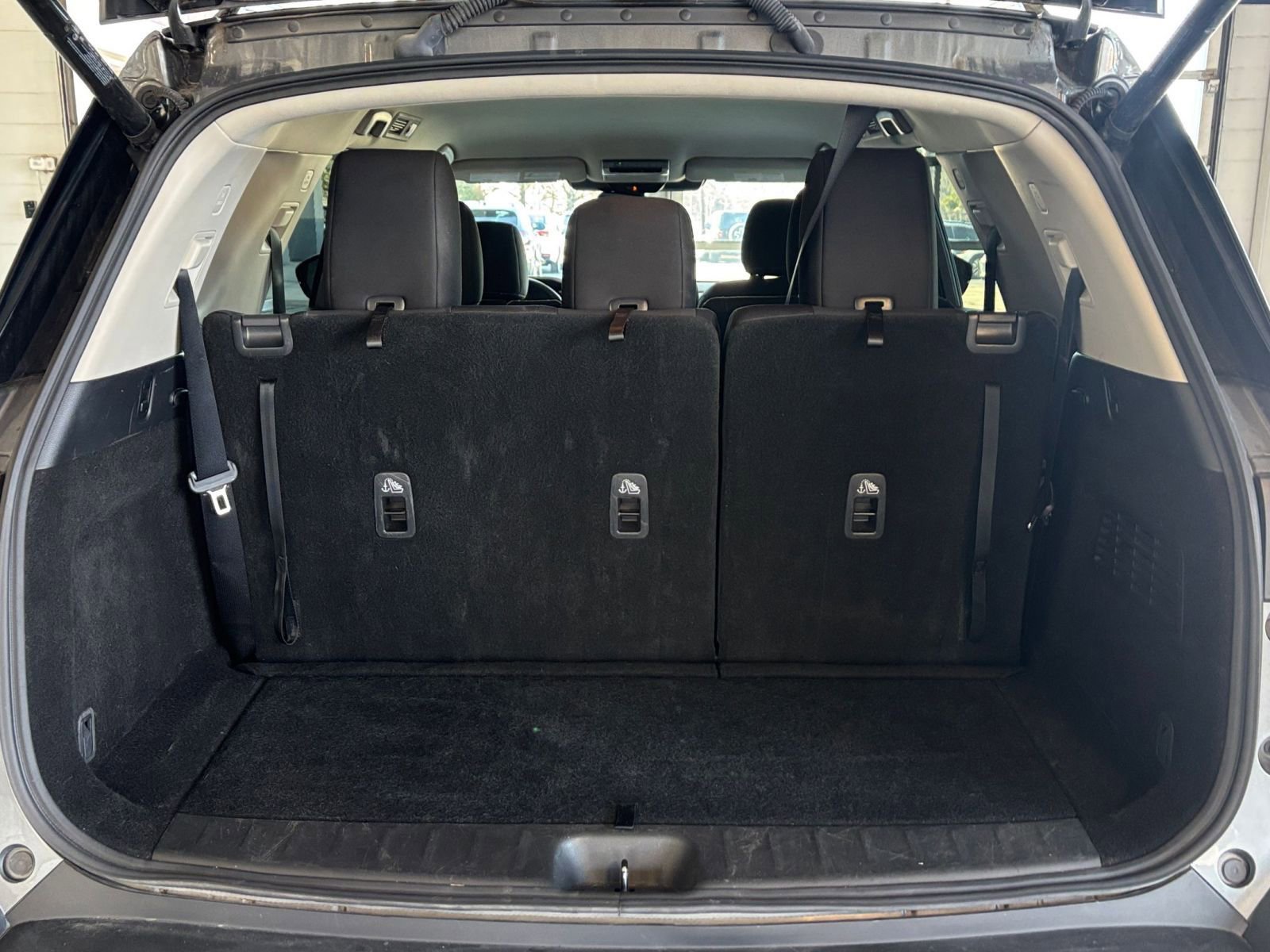 Used 2025 Nissan Pathfinder SV image 39