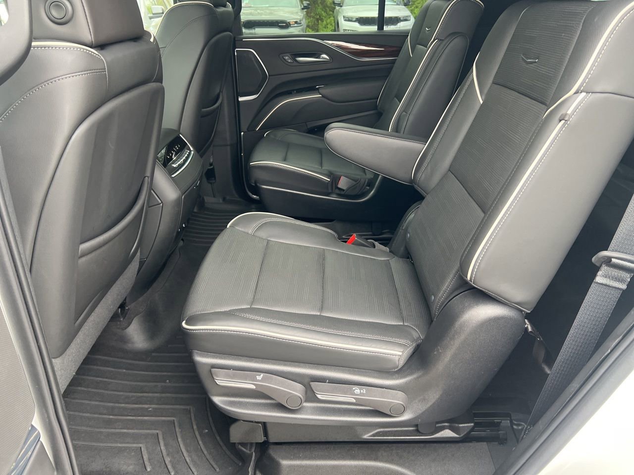 Used 2022 Cadillac Escalade Premium Luxury image 19