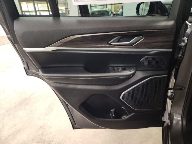 Used 2026 Jeep Grand Cherokee Limited AWD/4WD image 26