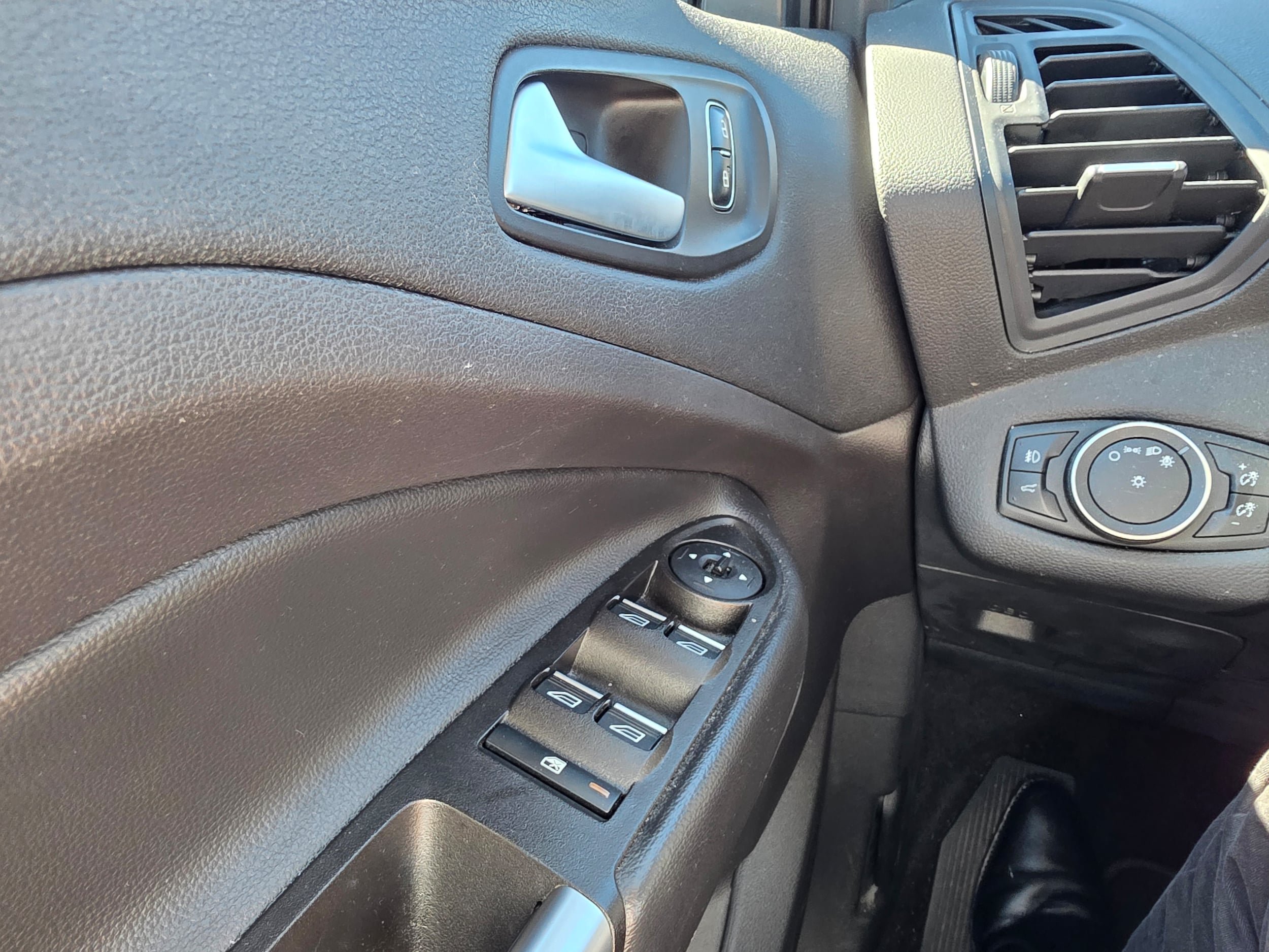 Used 2017 Ford Escape SE w/ Equipment Group 201A AWD/4WD image 18