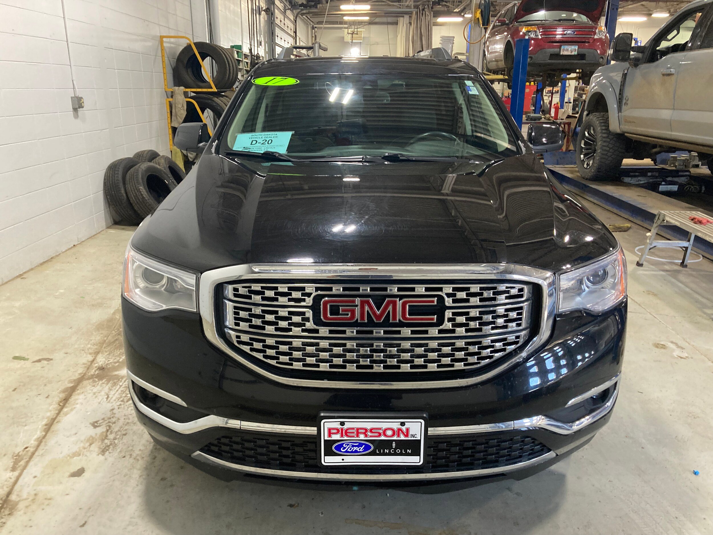 Used 2017 GMC Acadia Denali AWD/4WD image 2