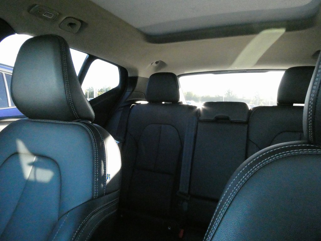 Used 2024 Volvo XC40 B5 Plus image 38
