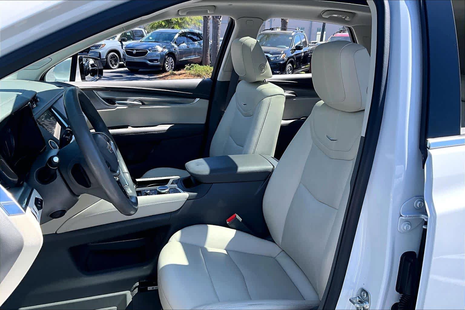 Used 2024 Cadillac XT5 Premium Luxury w/ Technology Package FWD image 8