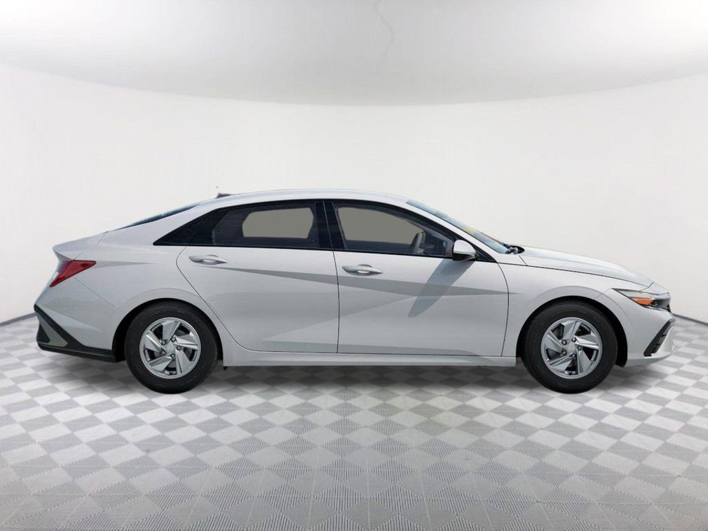 New 2026 Hyundai Elantra SE image 7