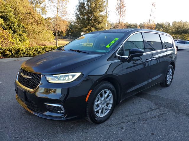 Used 2024 Chrysler Pacifica Touring-L video 2