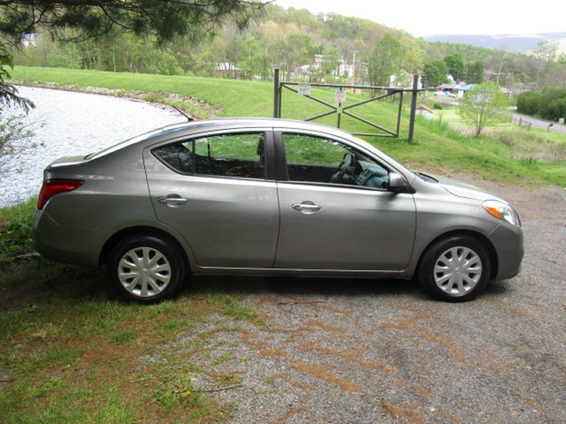 Used 2012 Nissan Versa SV FWD image 2