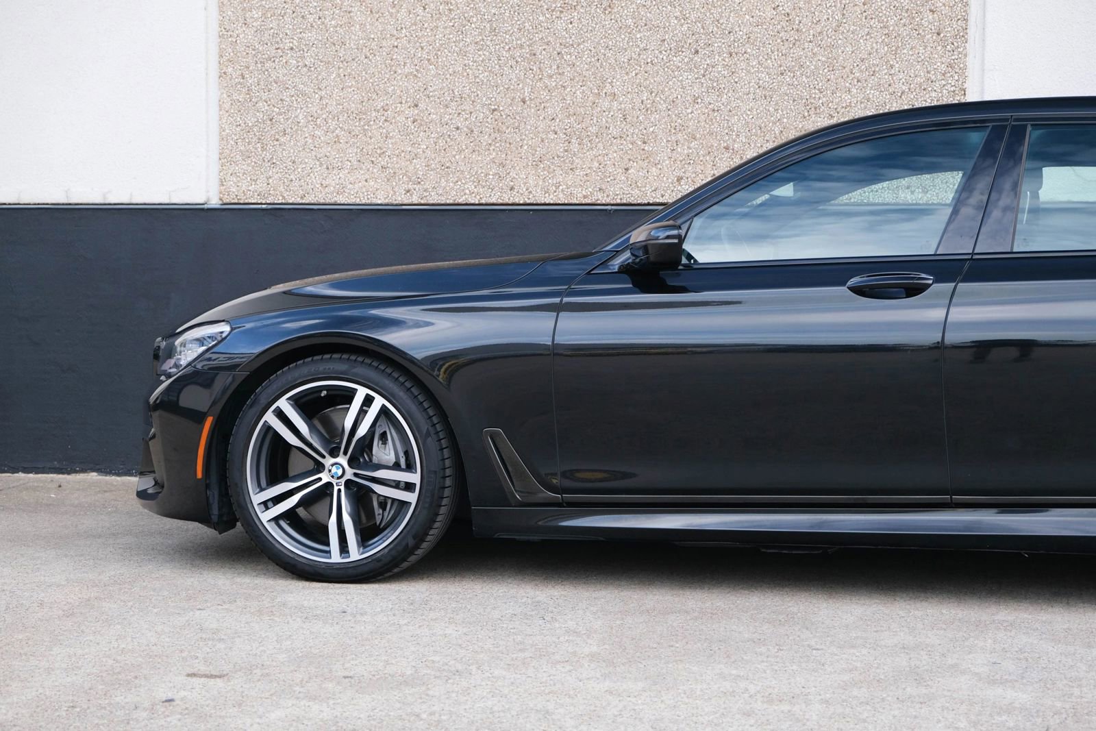 Used 2019 BMW 750i w/ M Sport Package image 7