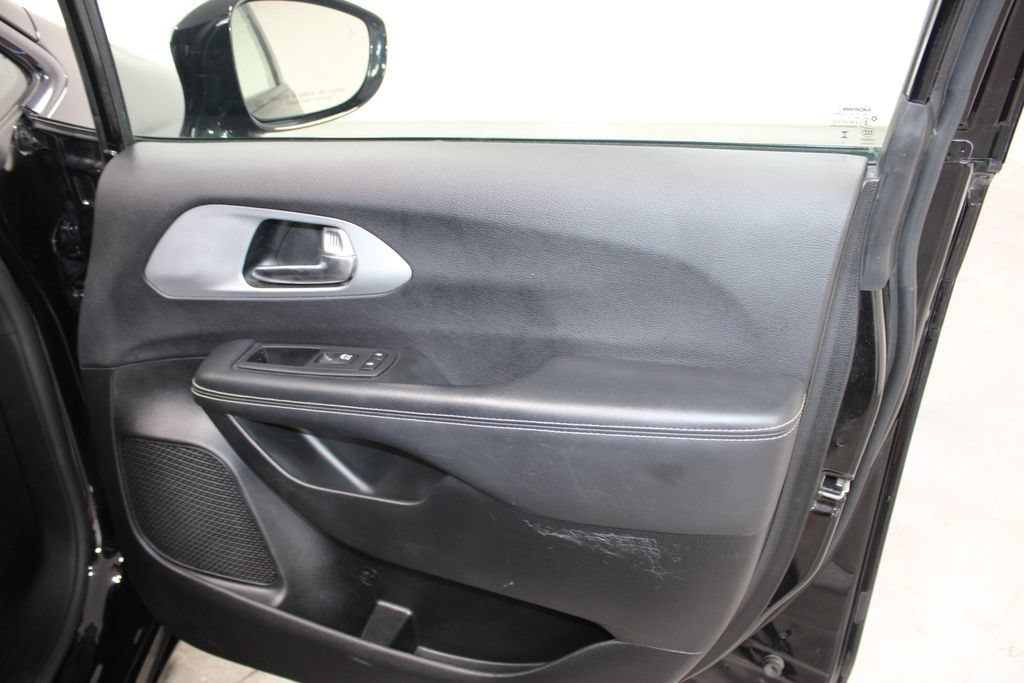 Used 2025 Chrysler Pacifica Limited FWD image 24