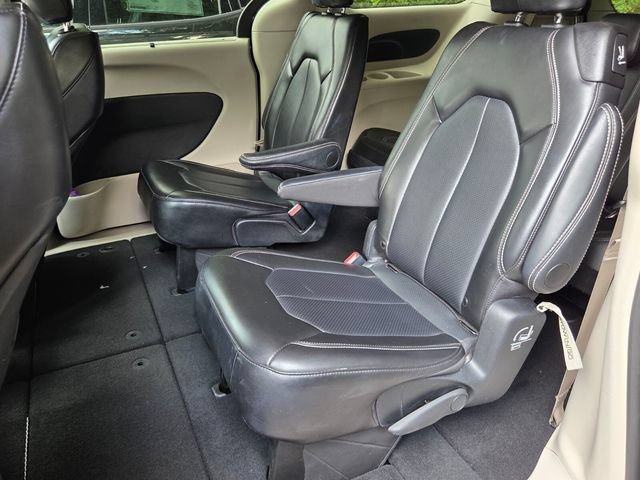 Used 2024 Chrysler Pacifica Touring-L FWD image 4