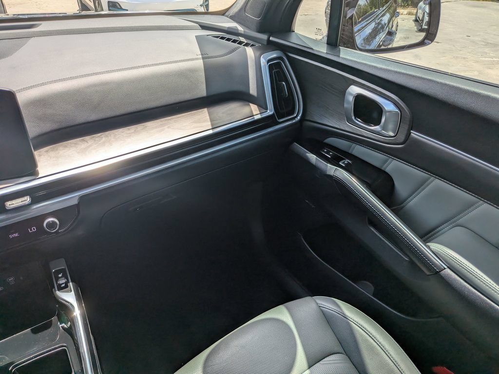 Certified 2025 Kia Sorento SX Prestige w/ Sage Leather Package AWD/4WD image 18