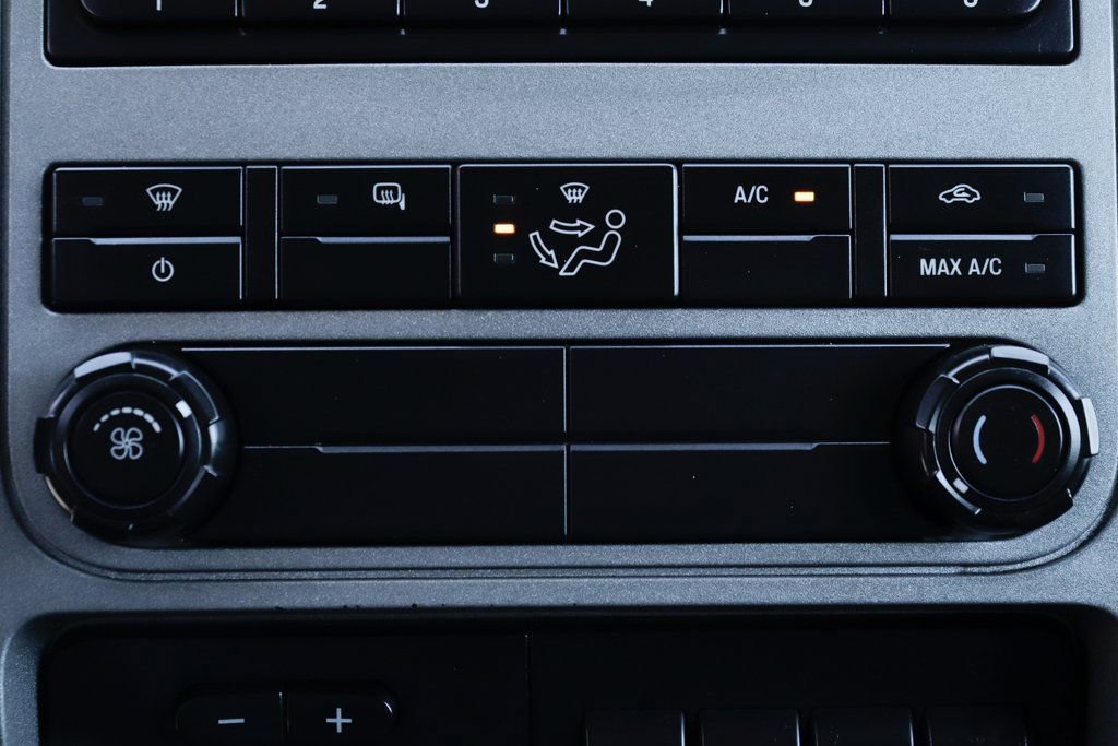 Used 2016 Ford F550 4x4 Crew Cab Super Duty w/ XLT Interior Package image 33