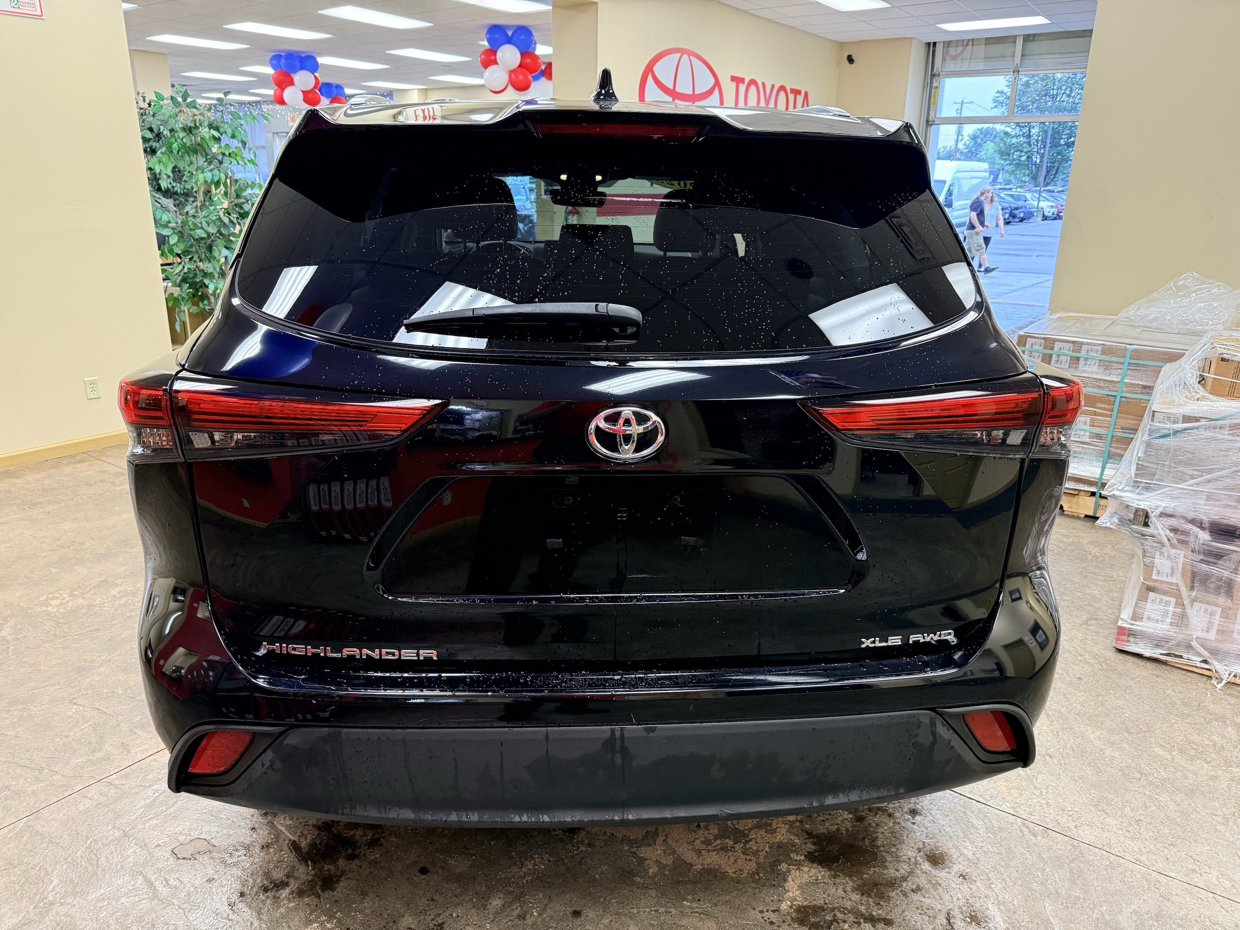 Used 2023 Toyota Highlander XLE AWD/4WD image 10