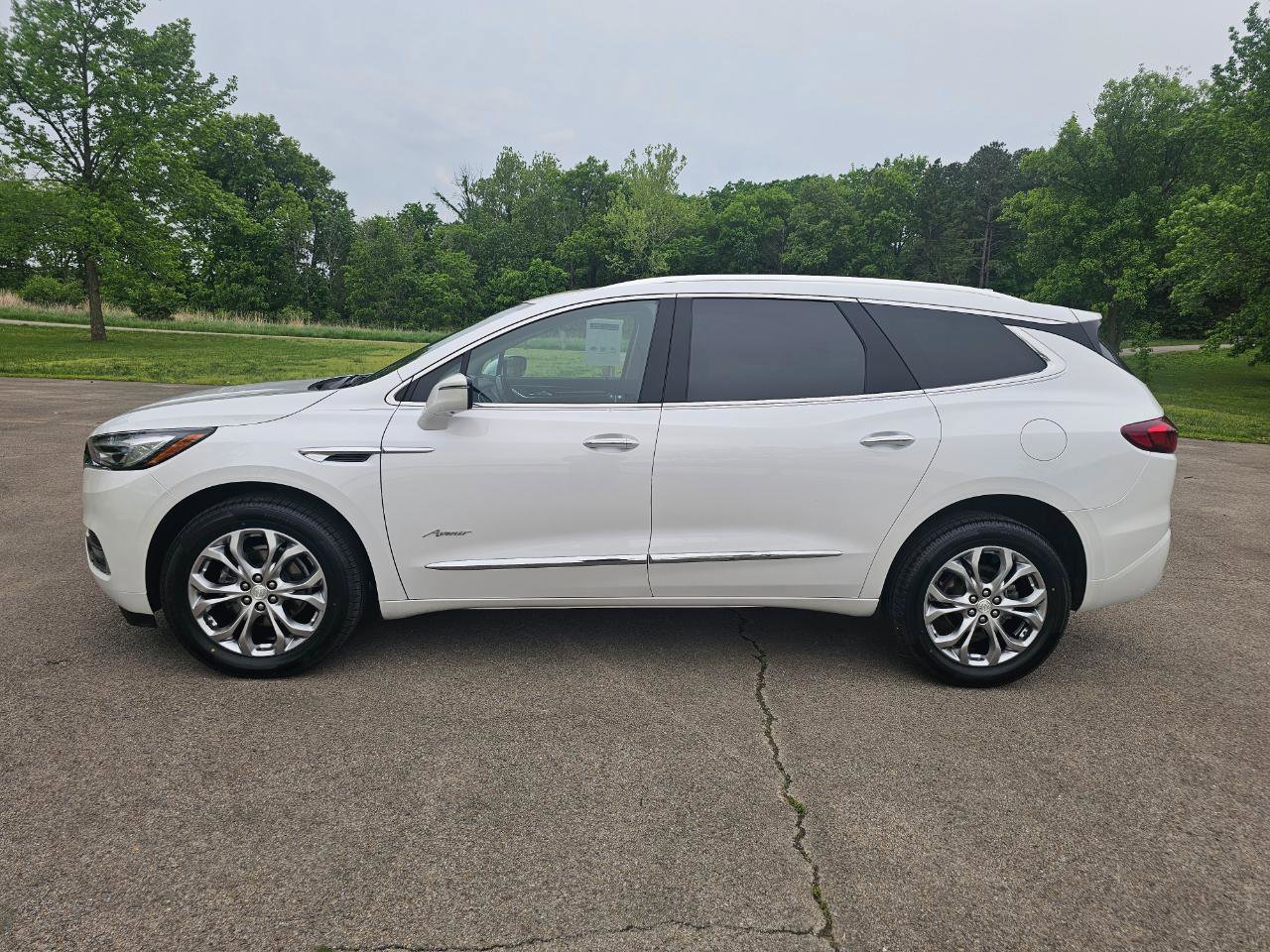 Used 2021 Buick Enclave Avenir w/ Avenir Technology Package AWD/4WD image 10