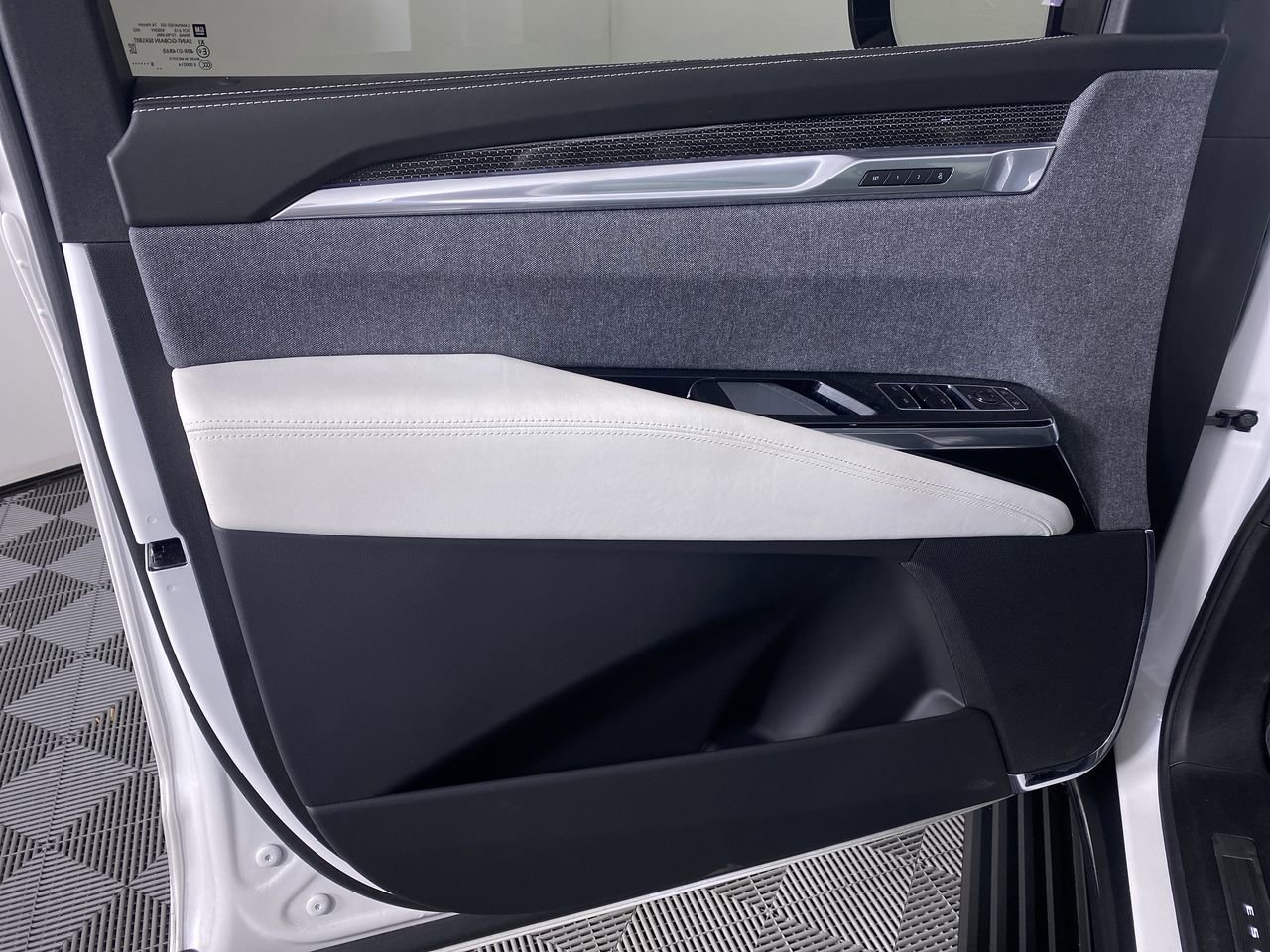 Used 2025 Cadillac Escalade V w/ LPO, ONYX Package image 13