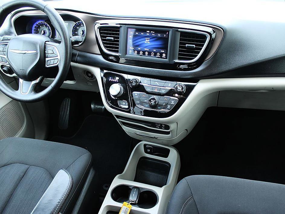 Used 2019 Chrysler Pacifica LX FWD image 19