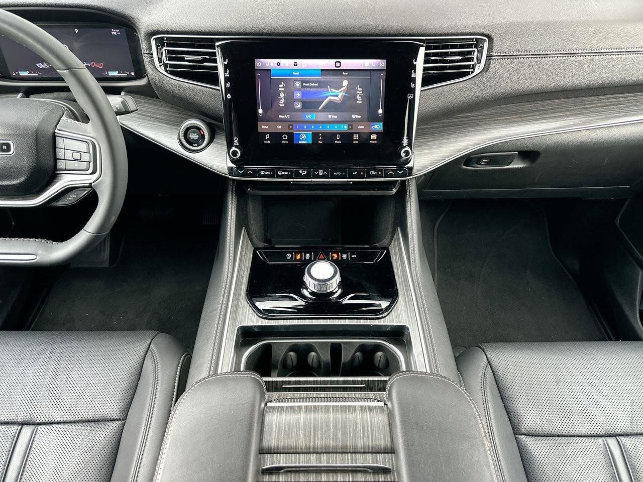 Used 2023 Jeep Wagoneer Series III w/ Preferred Equipment Group image 13