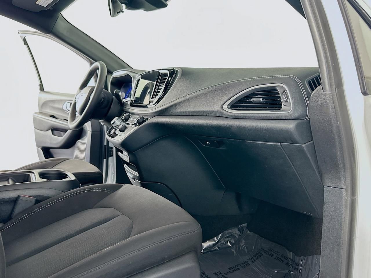 Used 2023 Chrysler Pacifica Touring image 36