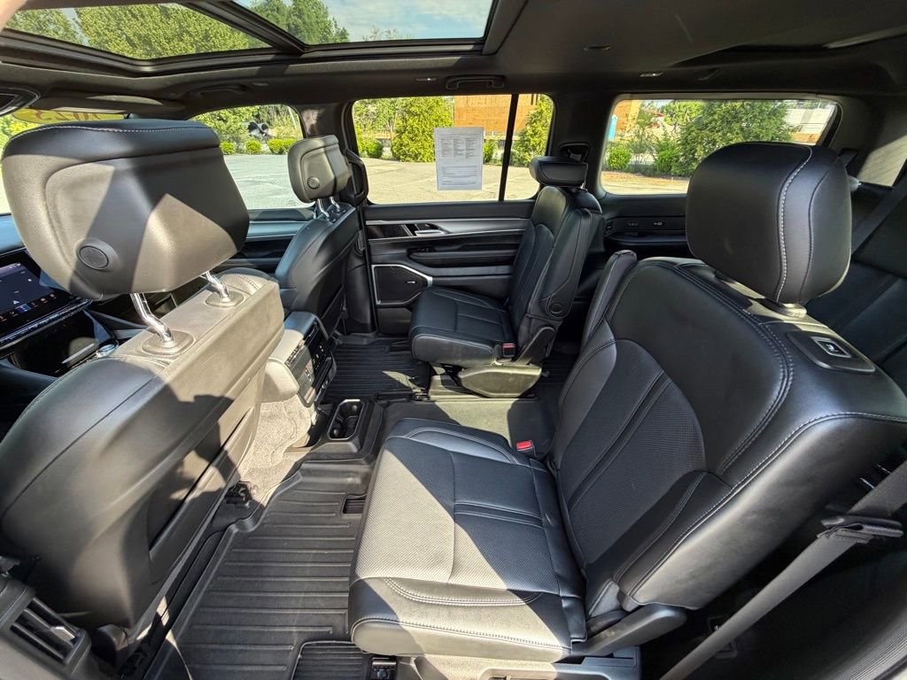 Used 2023 Jeep Wagoneer Series II AWD/4WD image 29