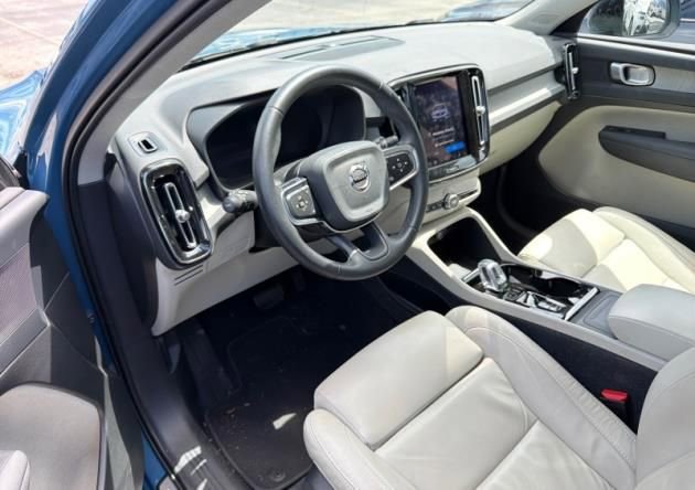 Used 2023 Volvo XC40 B5 Plus w/ Climate Package image 2