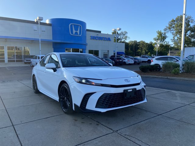 Used 2025 Toyota Camry SE FWD image 2