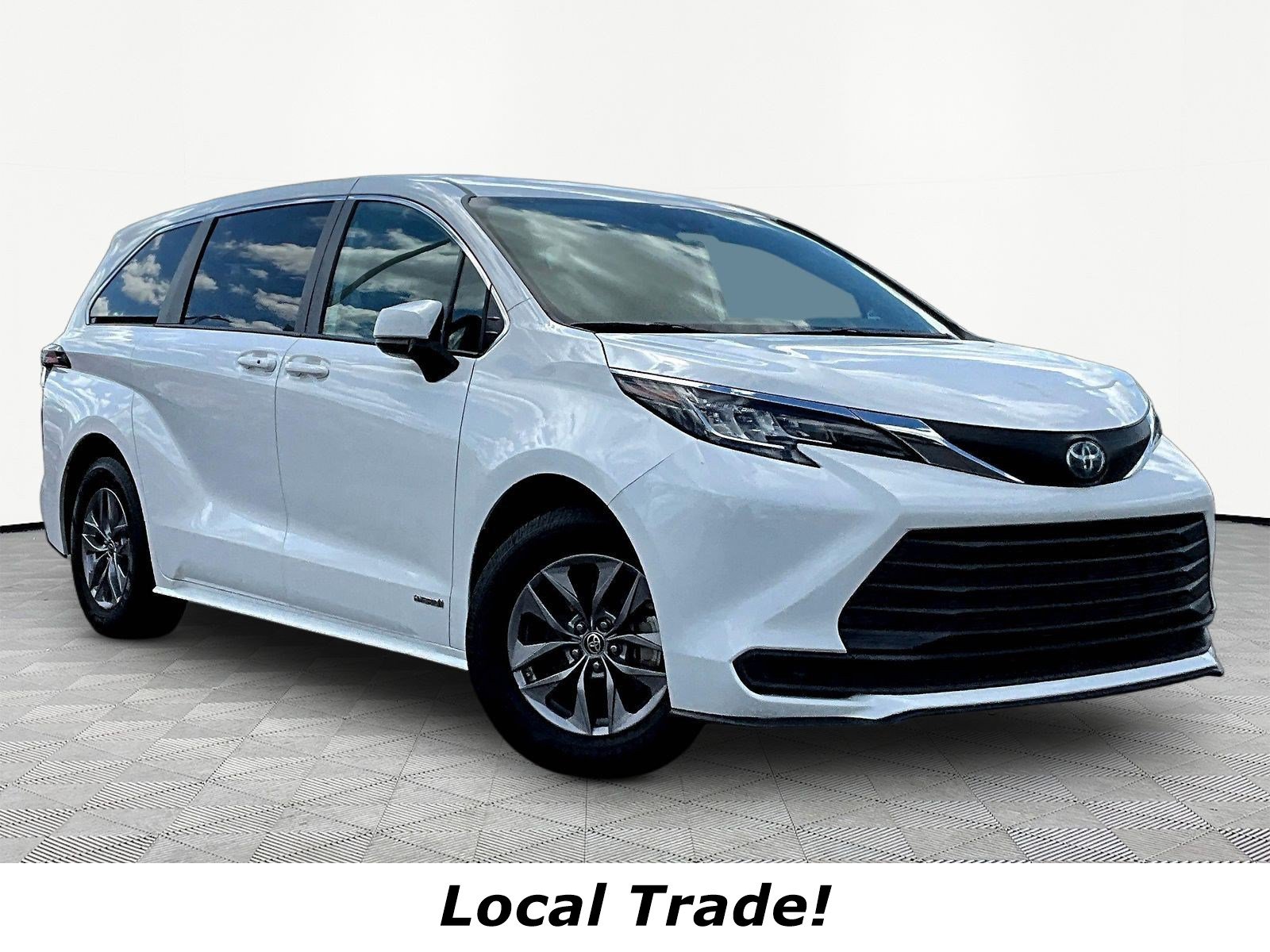 Used 2021 Toyota Sienna LE FWD image 3