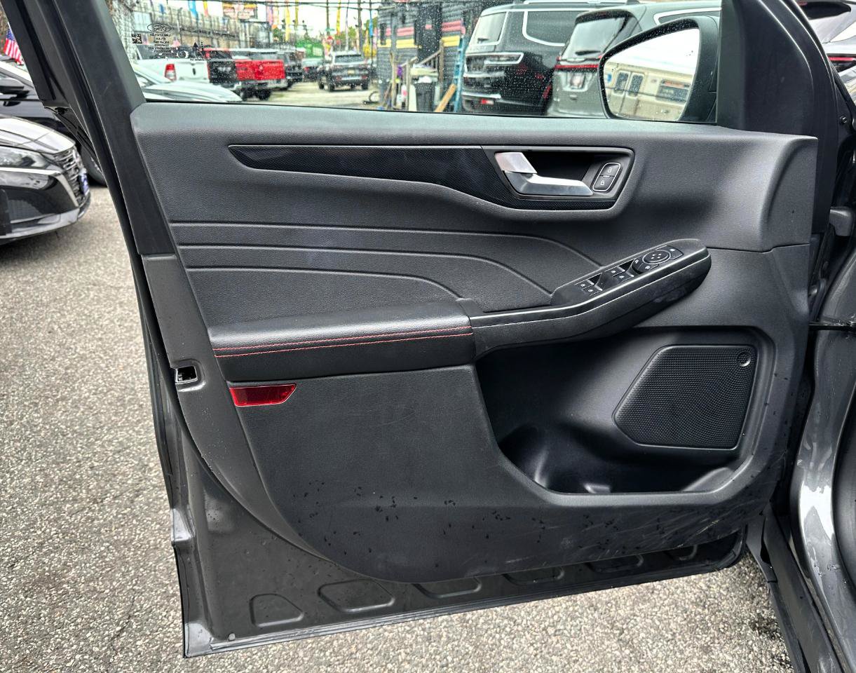 Used 2025 Ford Escape ST-Line FWD image 19