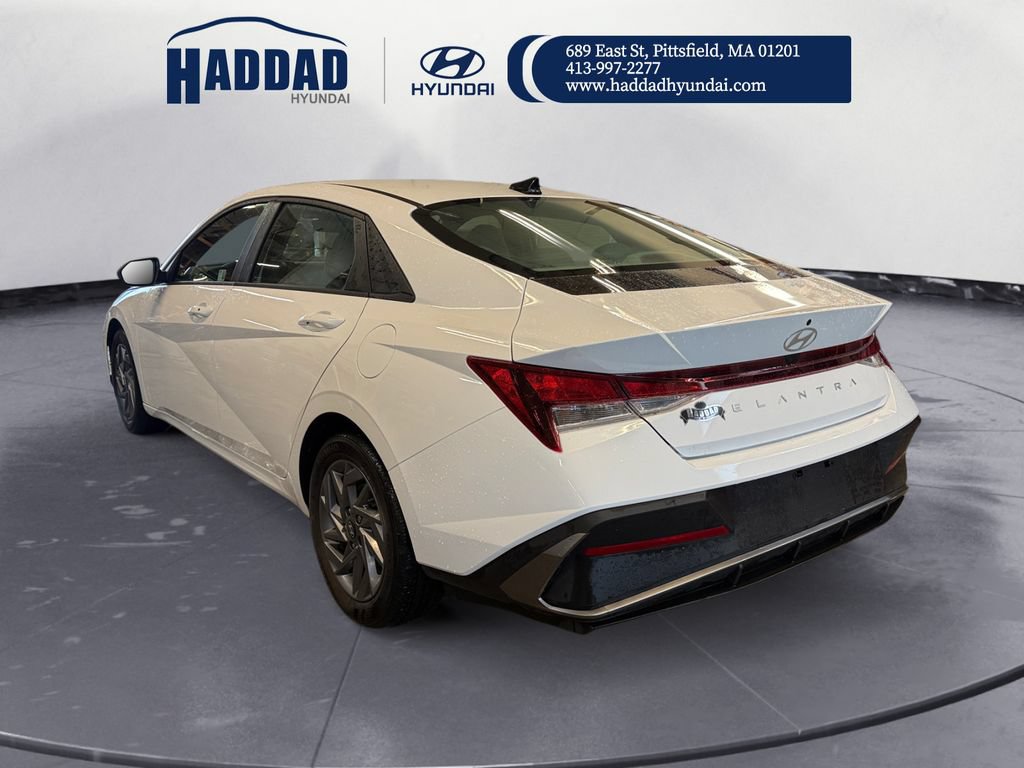 Certified 2024 Hyundai Elantra SEL FWD image 3