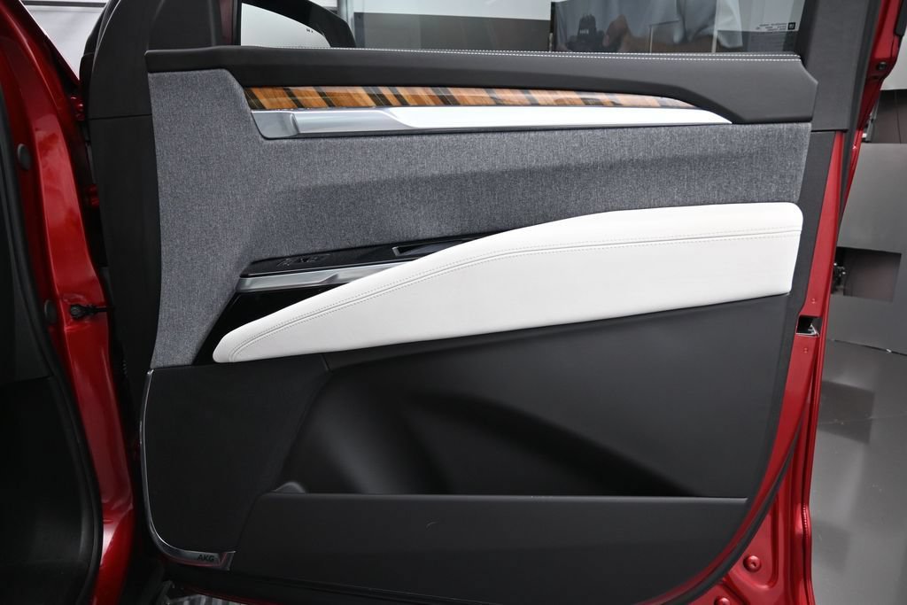 Used 2025 Cadillac Escalade ESV Sport Platinum w/ LPO, Floor Liner Package AWD/4WD image 44