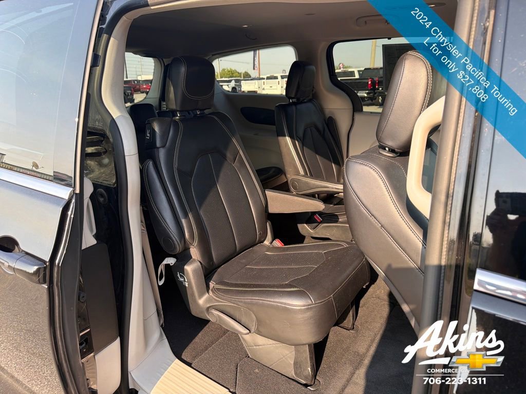 Used 2024 Chrysler Pacifica Touring-L image 18