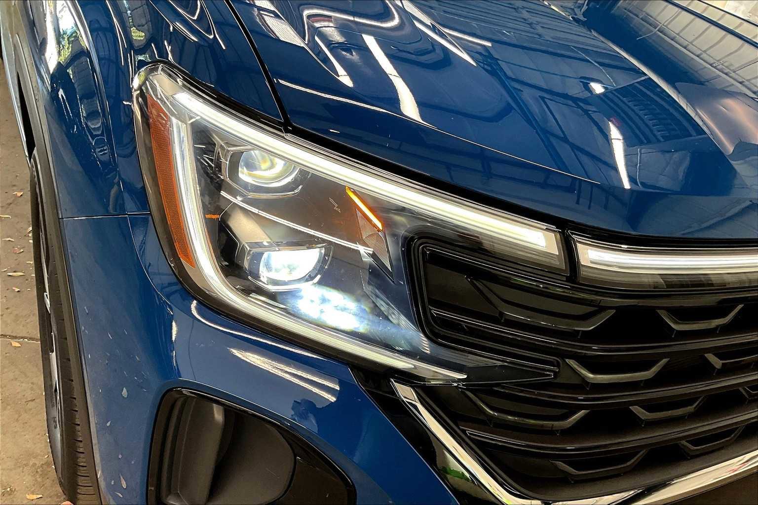 Used 2025 Volkswagen Atlas Cross Sport SEL image 31