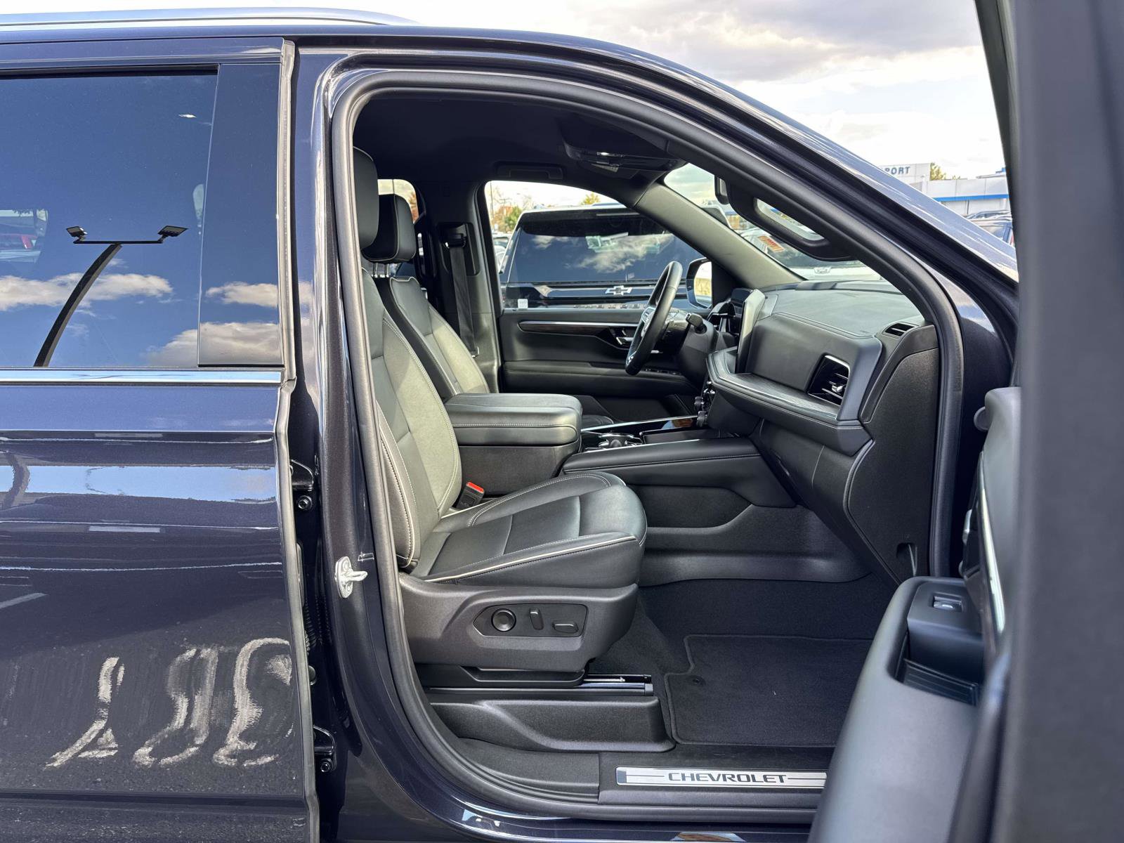 Certified 2025 Chevrolet Suburban Premier image 14