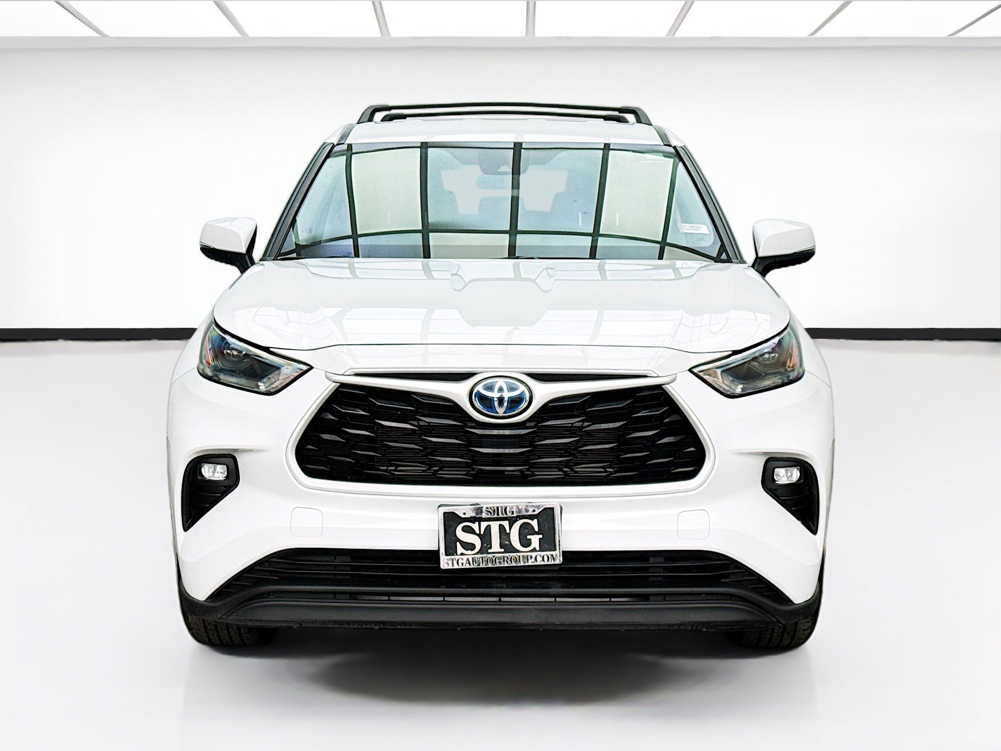 Used 2023 Toyota Highlander LE FWD image 2
