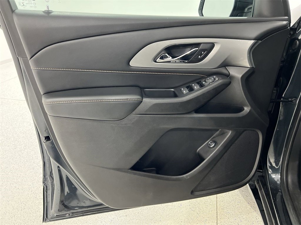 Used 2021 Chevrolet Traverse LT image 19