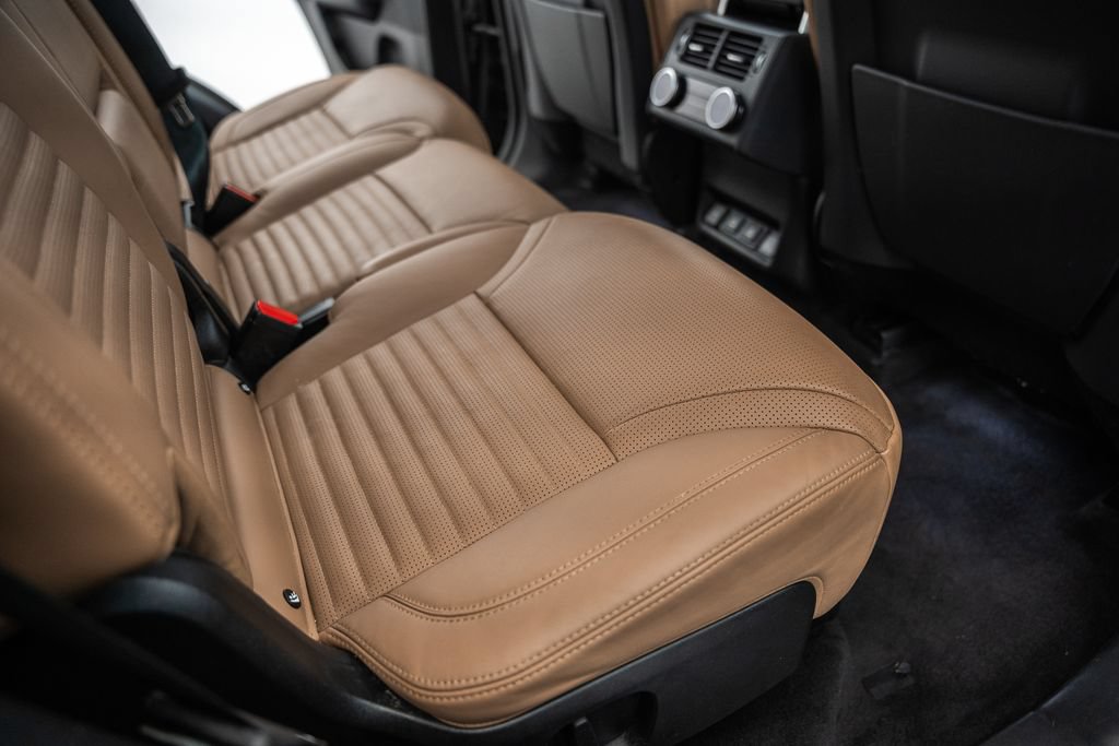 Used 2024 Land Rover Discovery Metropolitan Edition AWD/4WD image 36