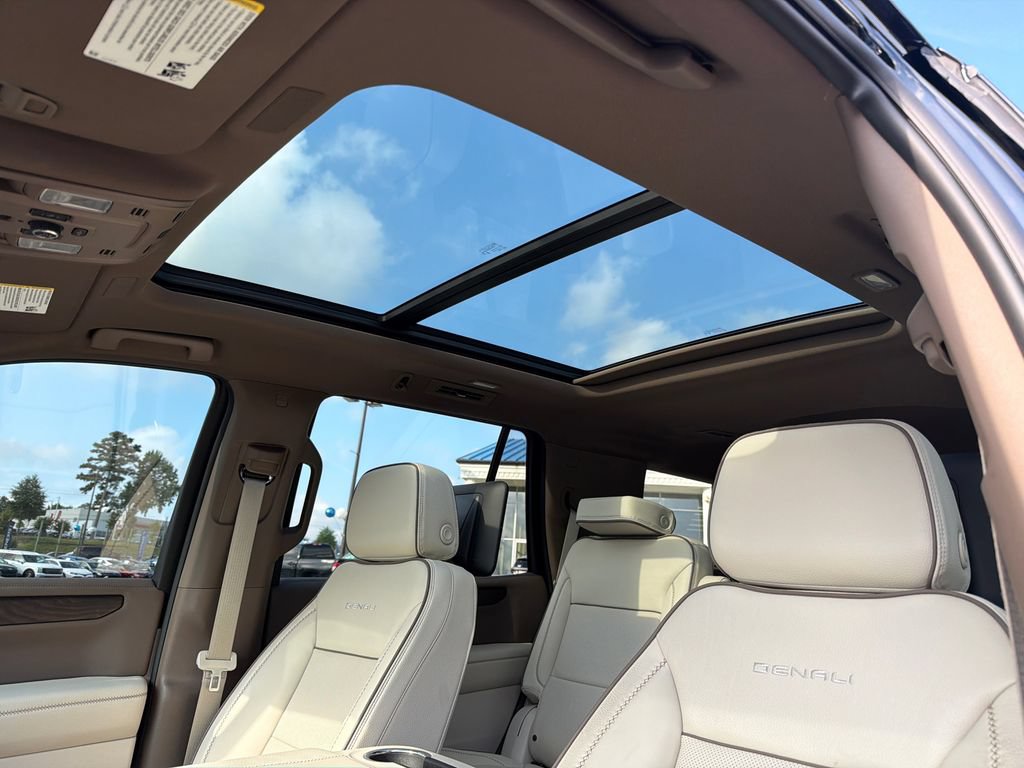 Used 2025 GMC Yukon Denali w/ Denali Reserve Package RWD image 32