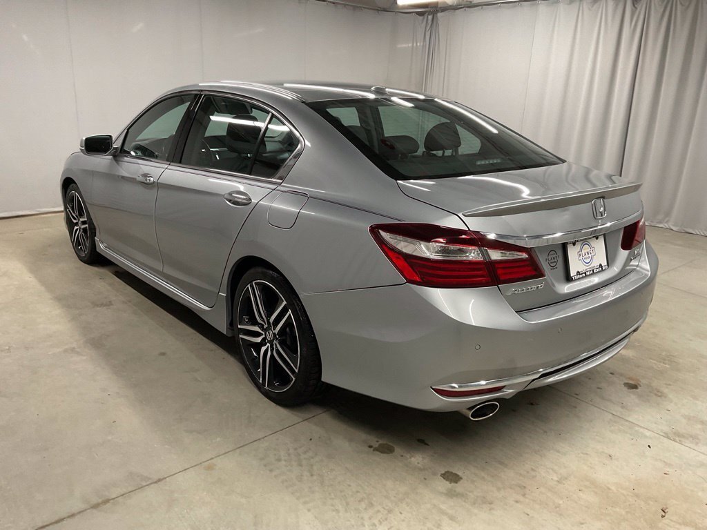 Used 2017 Honda Accord Touring image 11