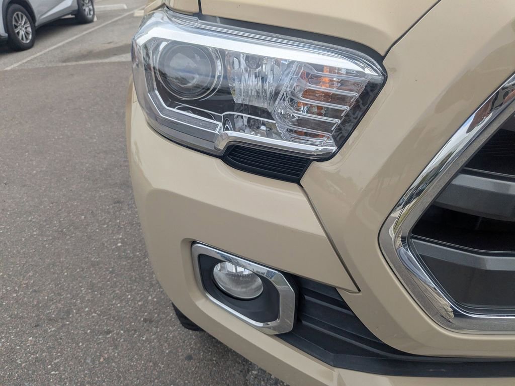 Used 2016 Toyota Tacoma Limited w/ Towing Package image 10